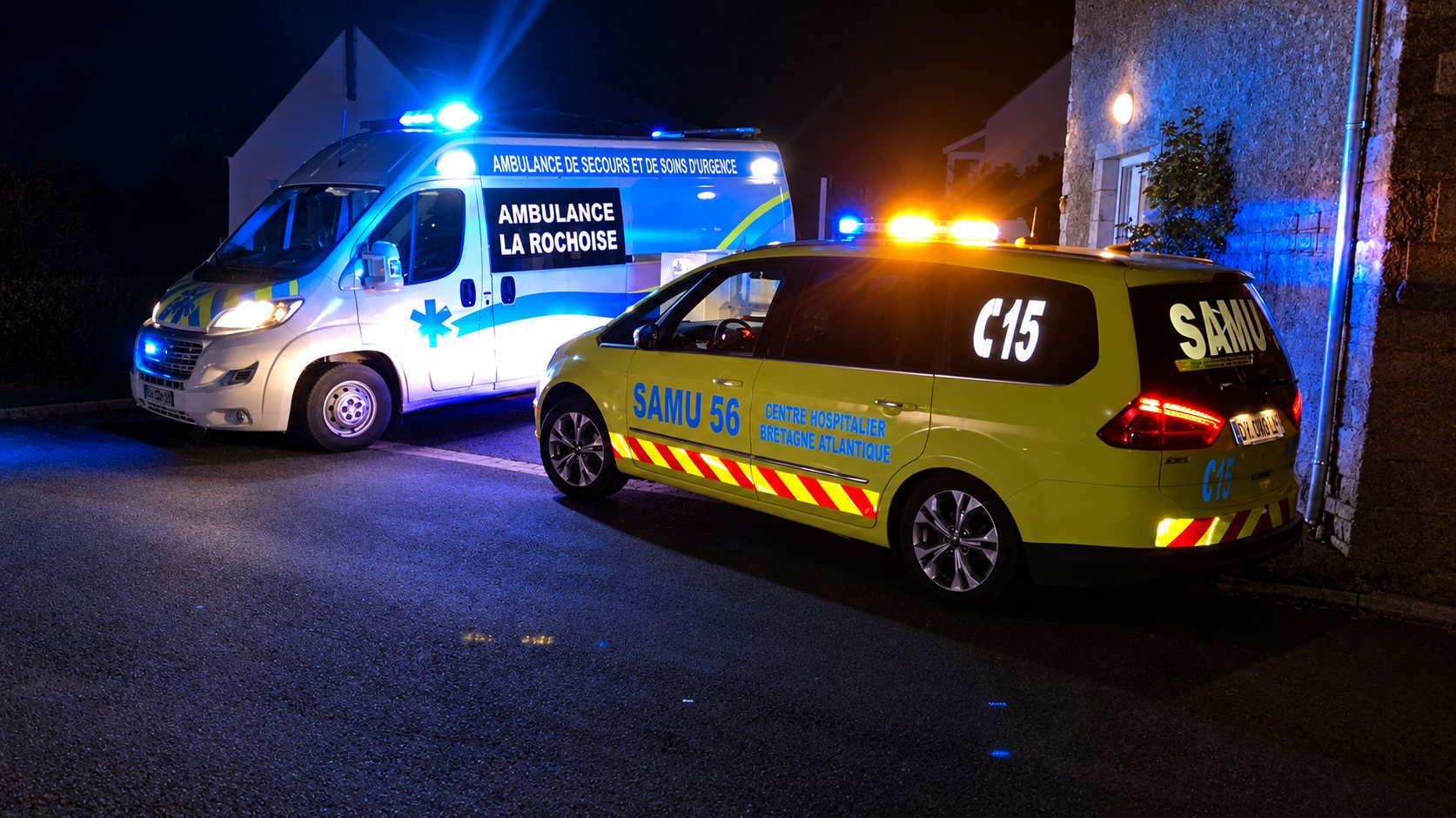Ambulance La Rochoise de nuit à côté d’un véhicule du SAMU 56