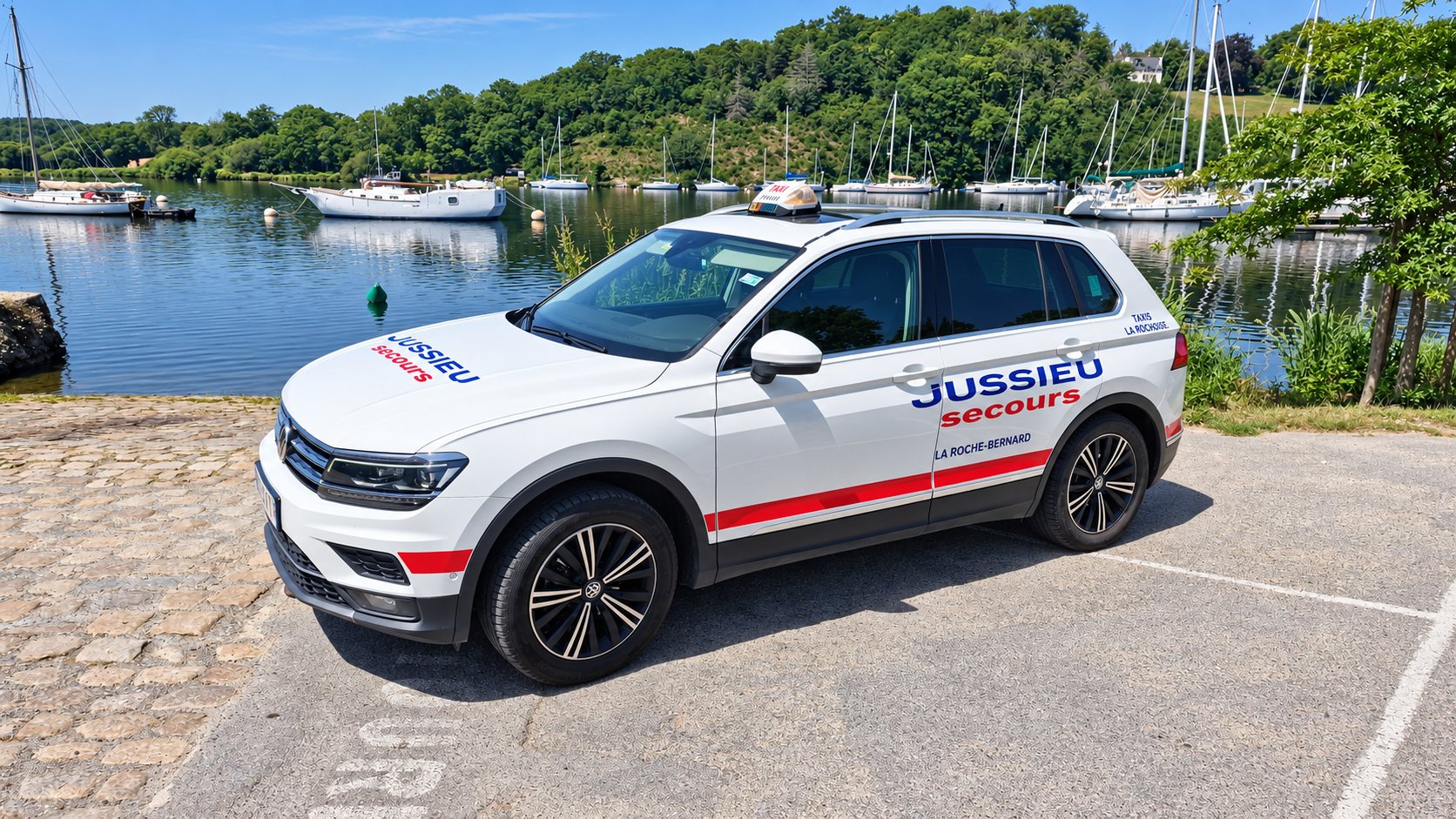 Taxi Jussieu Secours garé au bord de la rivière devant des voiliers